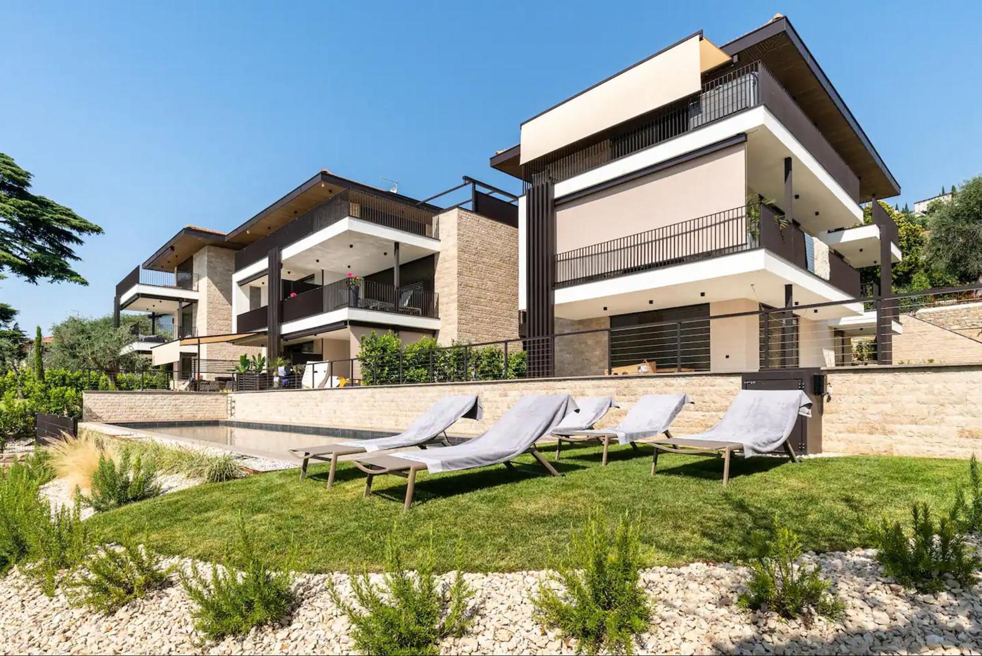 Salvatorehomes - Luxurious Dreamview Waterfront Apartment In Torri Del Benaco With Pool - Casa Azura - A 5 Star Luxury Collection At Lake Garda Exterior photo