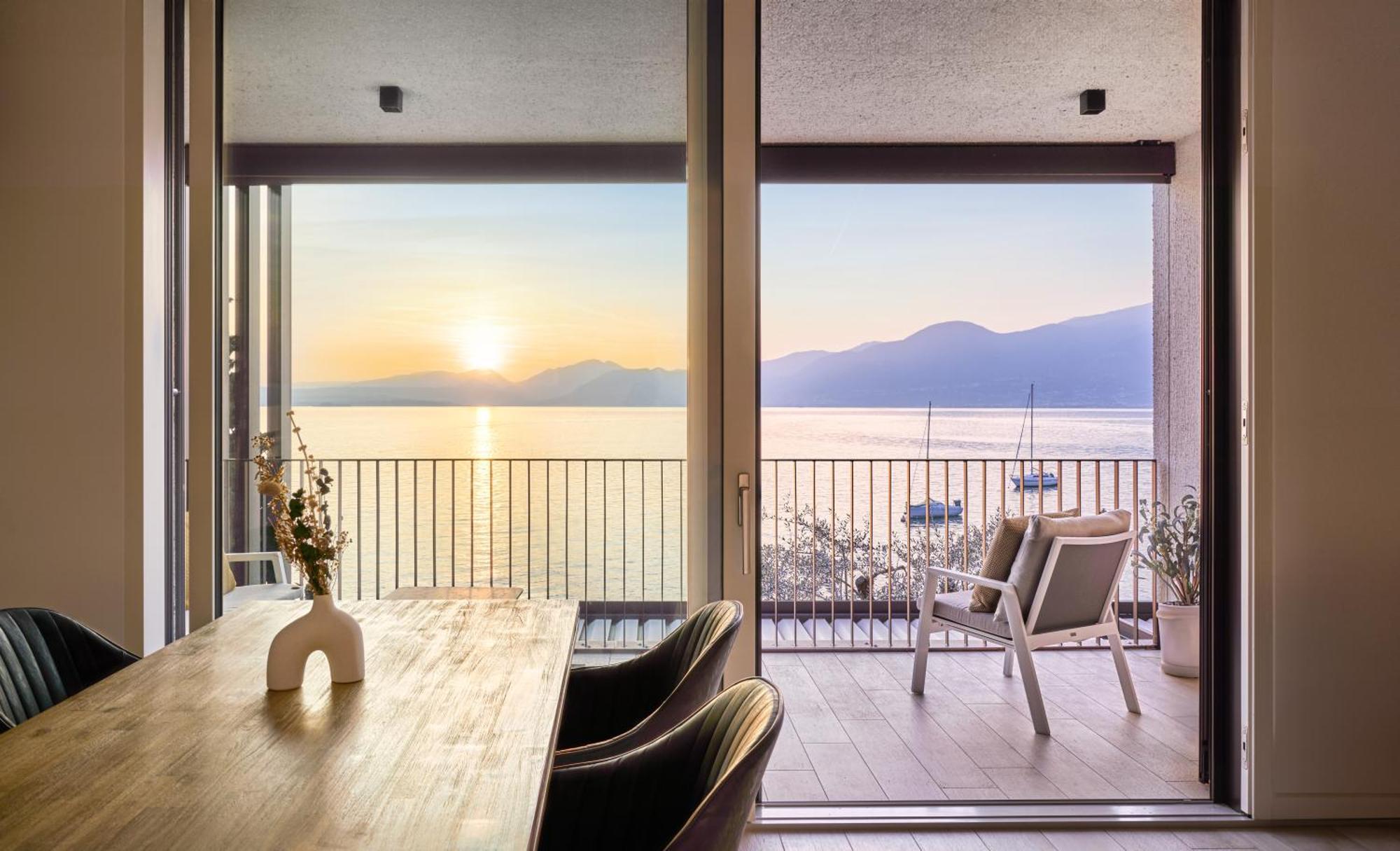 Salvatorehomes - Luxurious Dreamview Waterfront Apartment In Torri Del Benaco With Pool - Casa Azura - A 5 Star Luxury Collection At Lake Garda Exterior photo