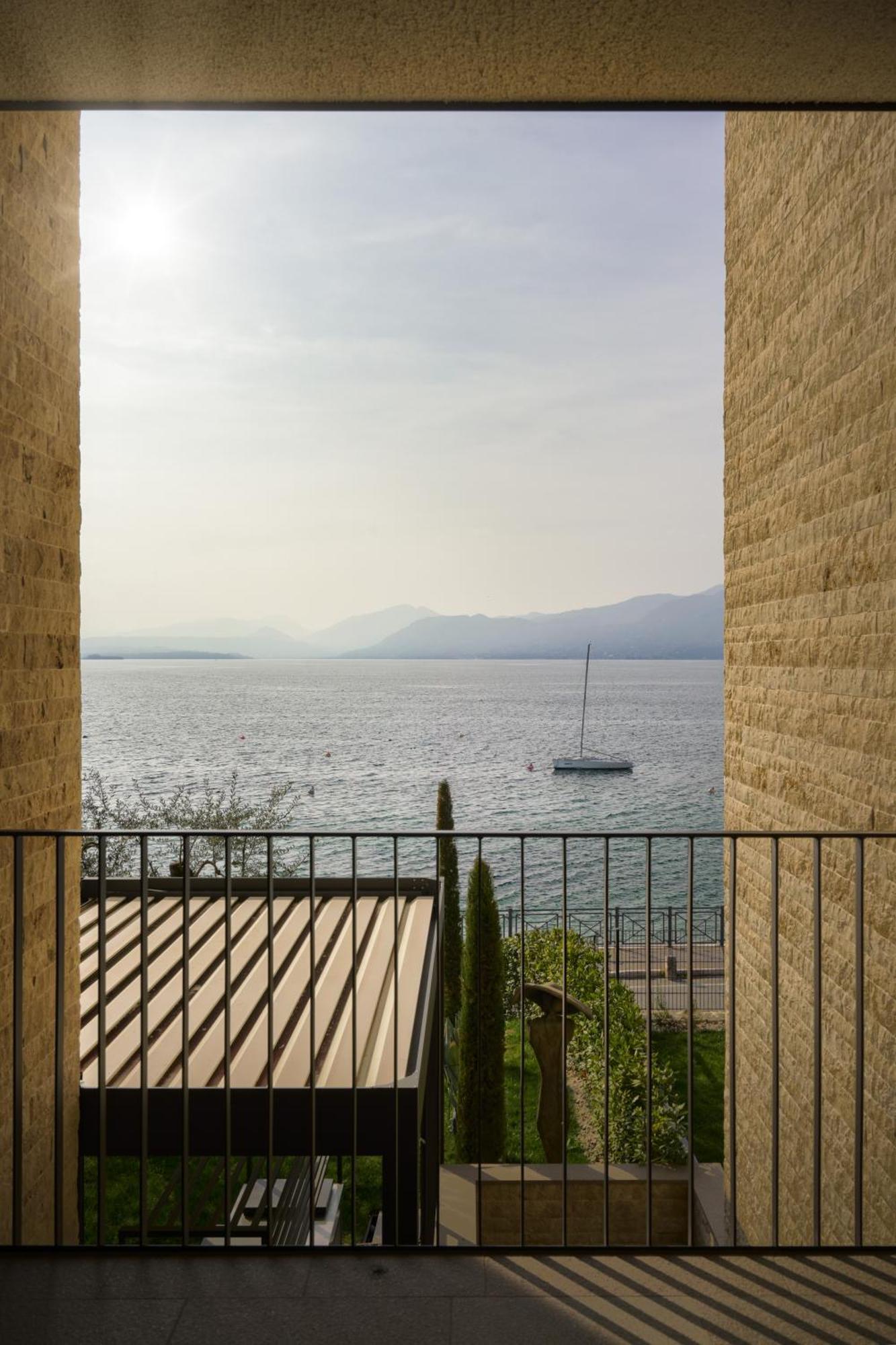 Salvatorehomes - Luxurious Dreamview Waterfront Apartment In Torri Del Benaco With Pool - Casa Azura - A 5 Star Luxury Collection At Lake Garda Exterior photo