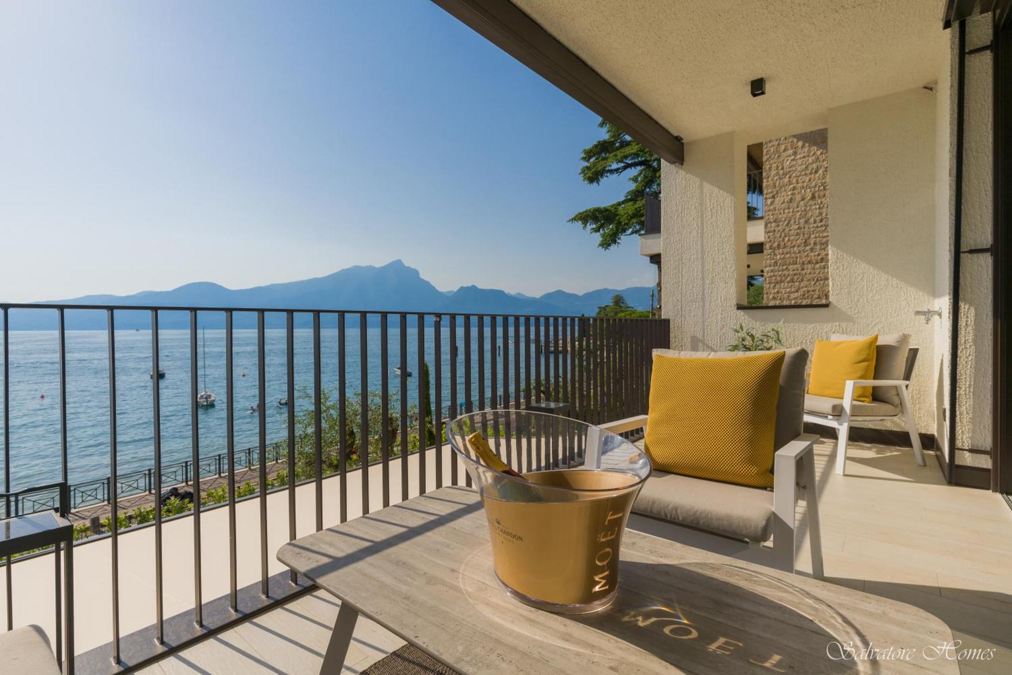Salvatorehomes - Luxurious Dreamview Waterfront Apartment In Torri Del Benaco With Pool - Casa Azura - A 5 Star Luxury Collection At Lake Garda Exterior photo