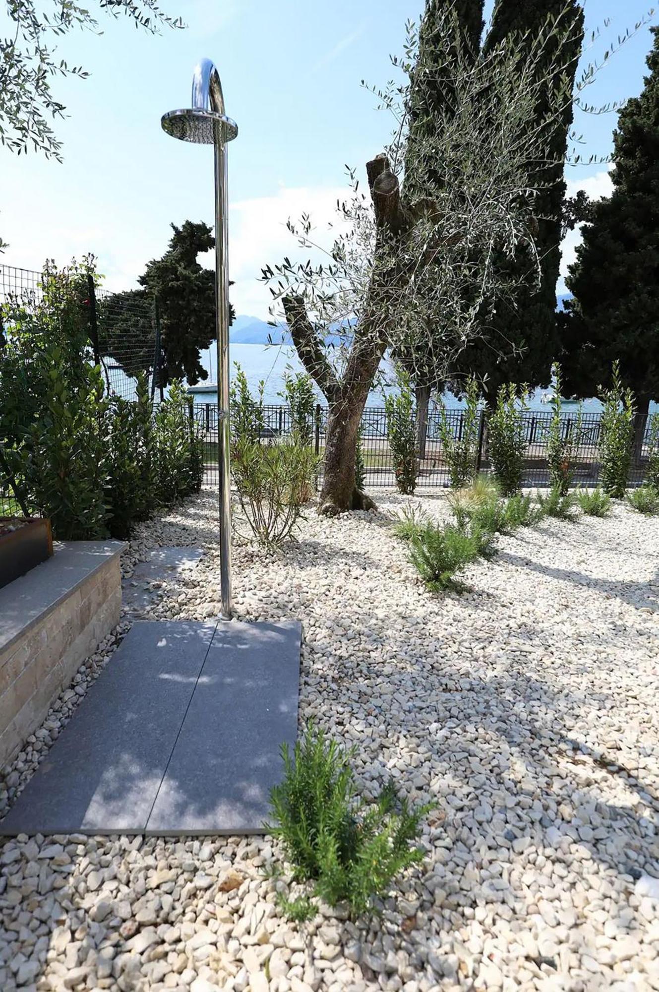 Salvatorehomes - Luxurious Dreamview Waterfront Apartment In Torri Del Benaco With Pool - Casa Azura - A 5 Star Luxury Collection At Lake Garda Exterior photo