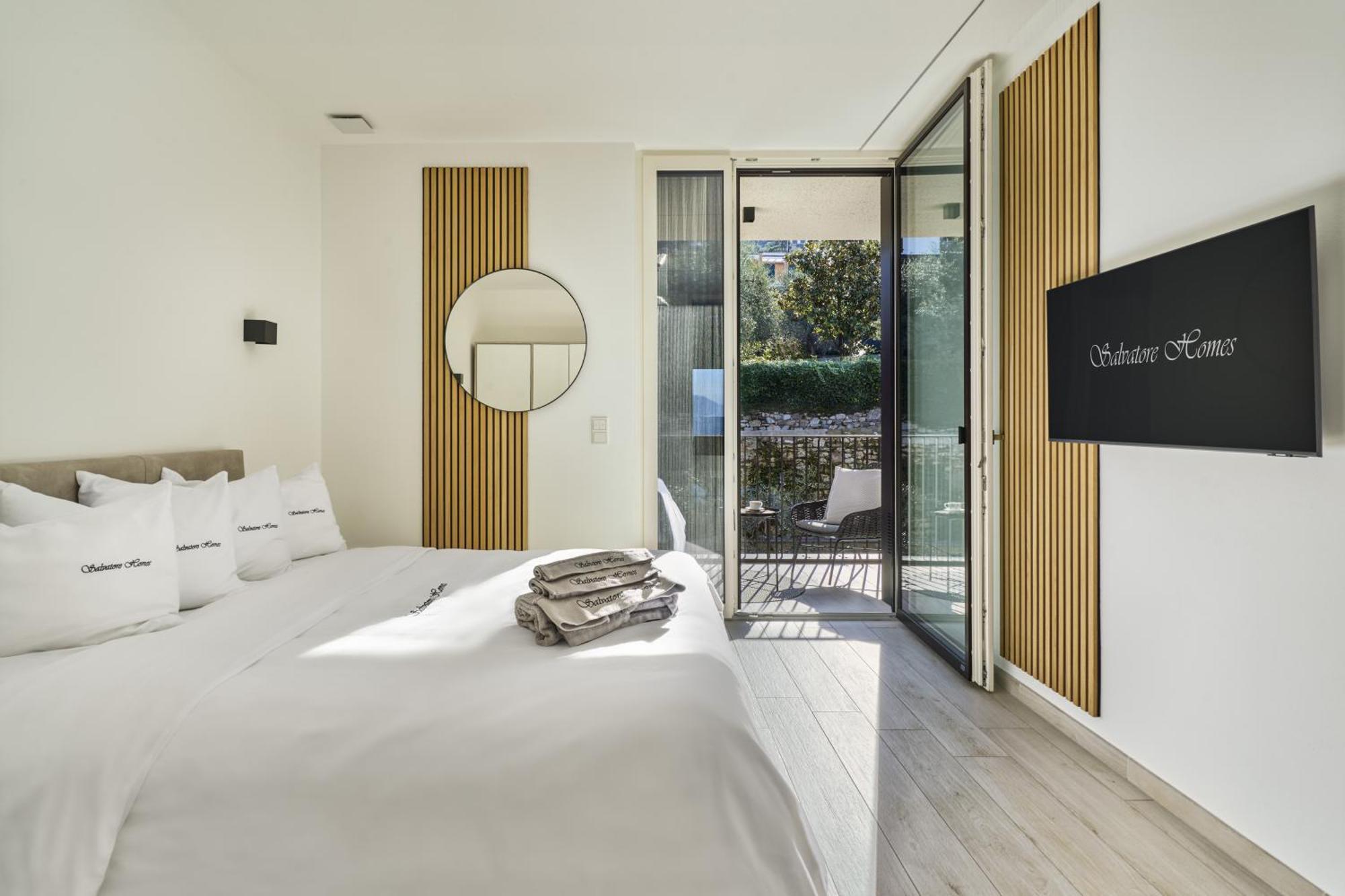 Salvatorehomes - Luxurious Dreamview Waterfront Apartment In Torri Del Benaco With Pool - Casa Azura - A 5 Star Luxury Collection At Lake Garda Exterior photo