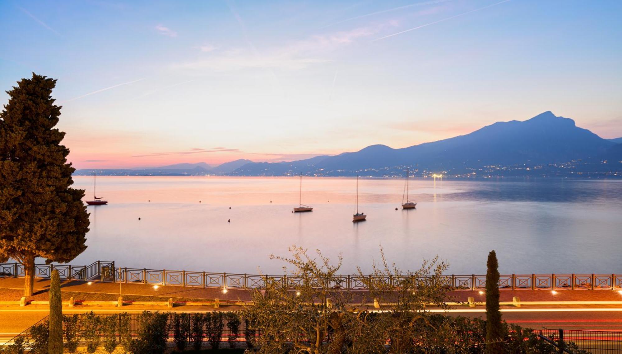 Salvatorehomes - Luxurious Dreamview Waterfront Apartment In Torri Del Benaco With Pool - Casa Azura - A 5 Star Luxury Collection At Lake Garda Exterior photo