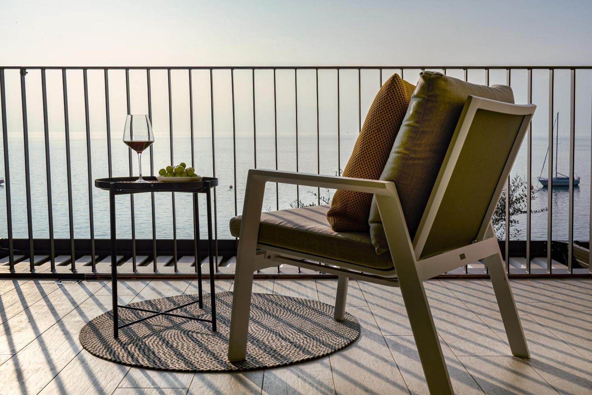Salvatorehomes - Luxurious Dreamview Waterfront Apartment In Torri Del Benaco With Pool - Casa Azura - A 5 Star Luxury Collection At Lake Garda Exterior photo